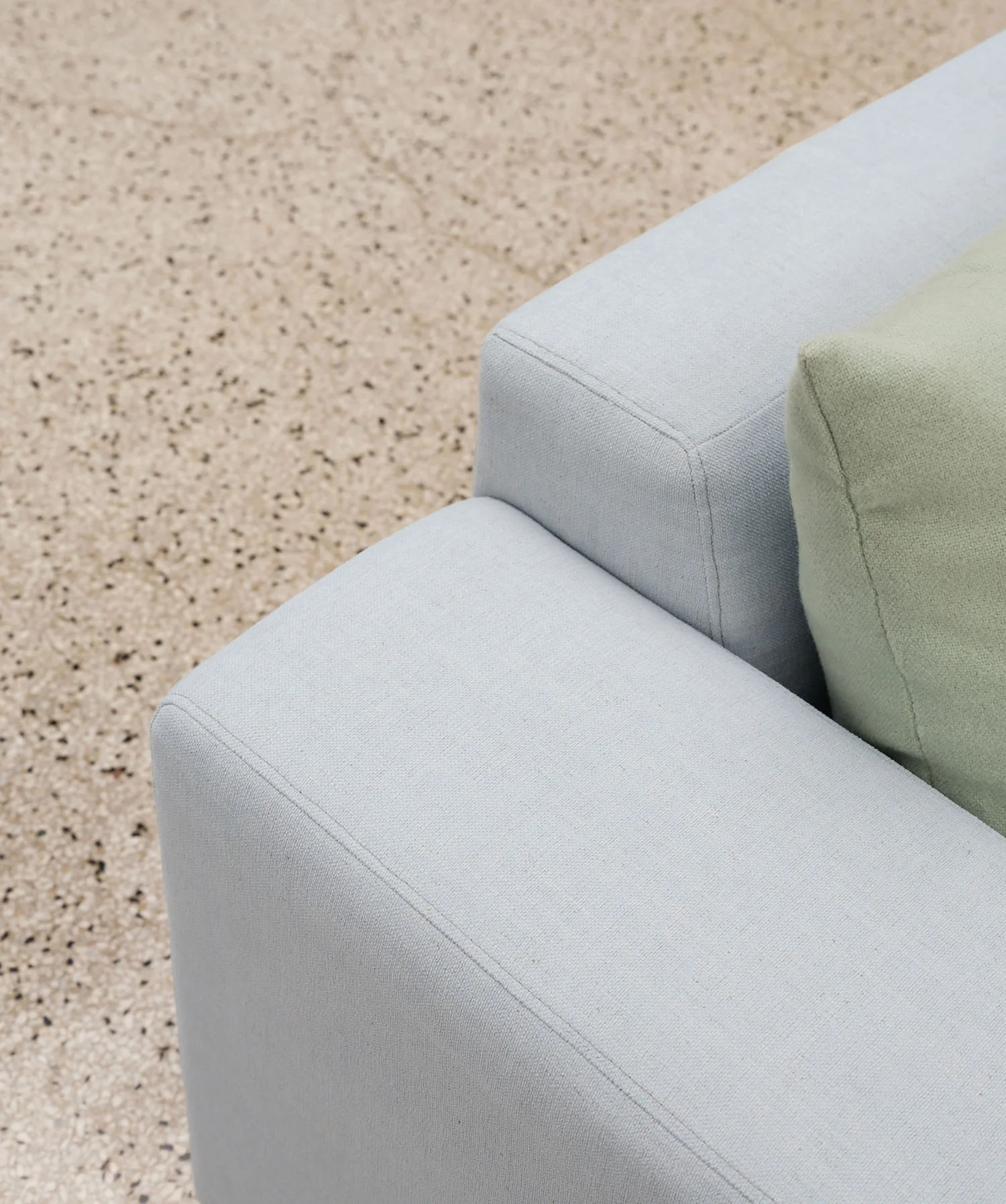 Трехсекционный модульный диван