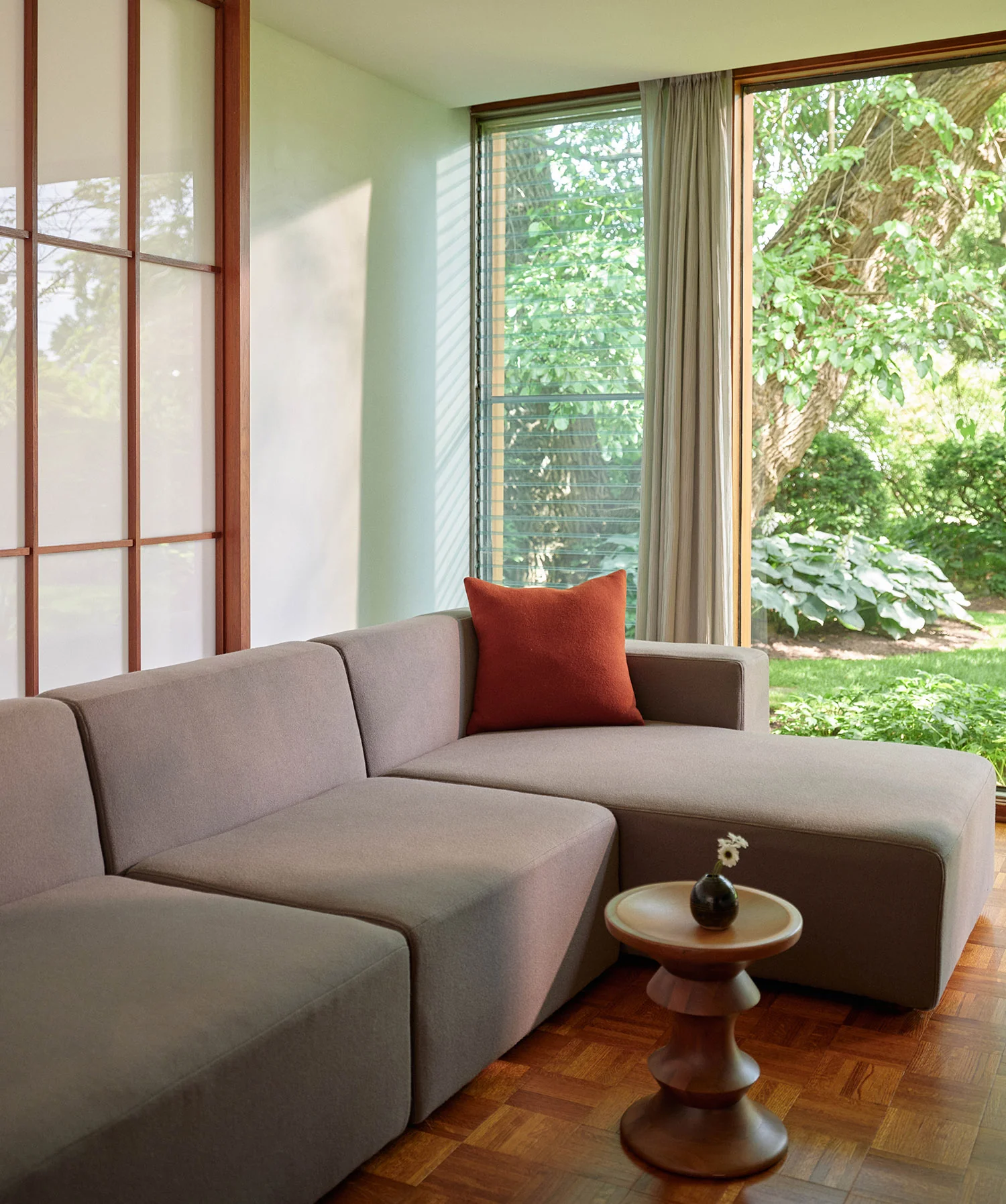 Трехсекционный модульный диван