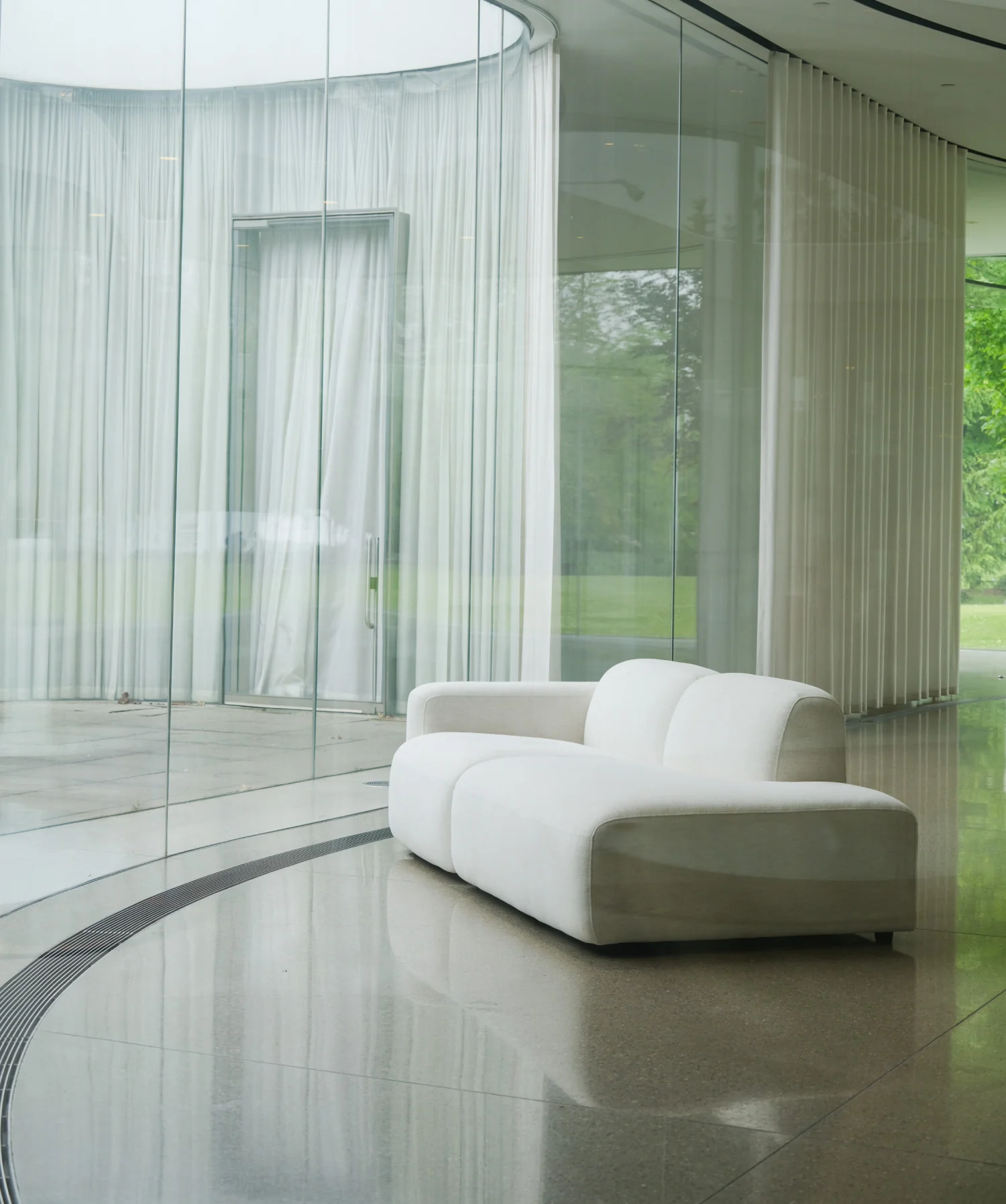 Трехсекционный диван