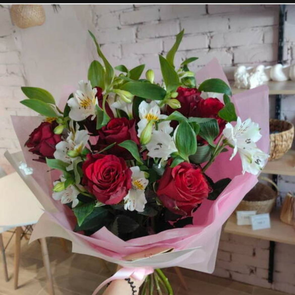 Букет с красной розой и альстромерией